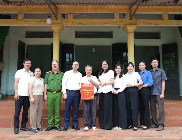 Đồng chí Trịnh Tiến Tường thăm tặng quà người có công, thân nhân liệt sĩ nhân dịp kỷ niệm 79 năm Ngày Thương binh - Liệt sĩ 27/7- Ảnh 1.
