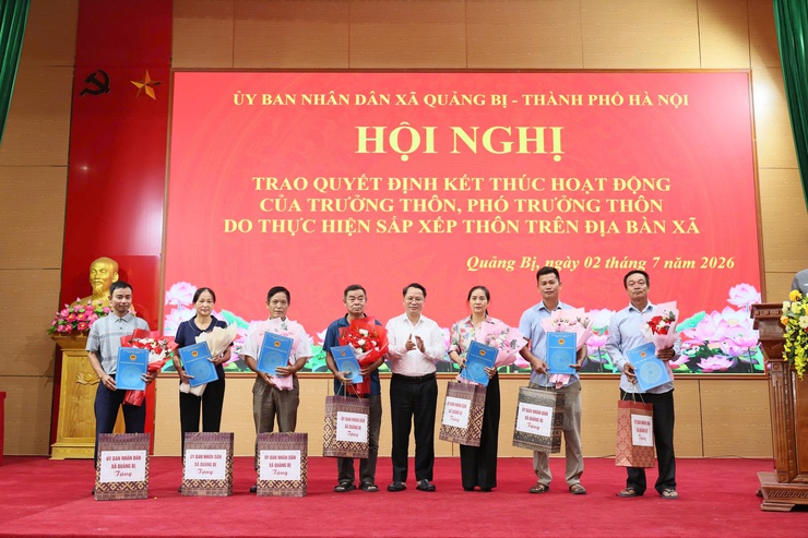 UBND xã Quảng Bị công bố và trao Quyết định kết thúc hoạt động của  Trưởng thôn, Phó trưởng thôn do thực hiện sắp xếp thôn trên địa bàn xã- Ảnh 1.