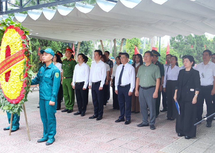 Lãnh đạo phường Thanh Xuân viếng Nghĩa trang liệt sỹ Thành phố nhân dịp 27/7- Ảnh 2.