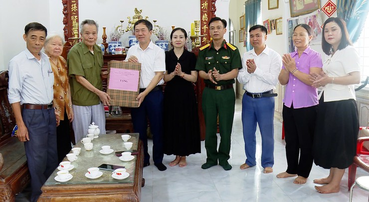 ỨNG HÒA TỔ CHỨC THĂM, TẶNG QUÀ NGƯỜI CÓ CÔNG NHÂN DỊP KỶ NIỆM 79 NĂM NGÀY THƯƠNG BINH - LIỆT SĨ.- Ảnh 1.