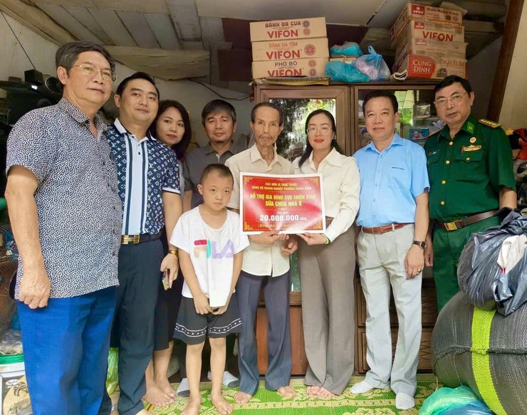 Đảng uỷ Doanh nghiệp phường Thanh Xuân hỗ trợ sửa chữa nhà ở cho gia đình cựu chiến binh- Ảnh 1.
