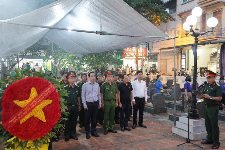 Phú Nghĩa tổ chức Lễ thắp nến tri ân các Anh hùng liệt sĩ tại 6 nghĩa trang trên địa bàn xã- Ảnh 1.