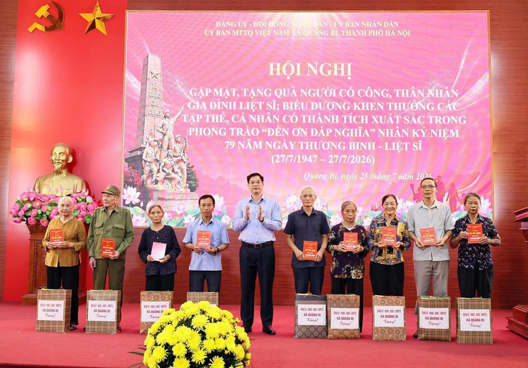 Xã Quảng Bị gặp mặt, tặng quà người có công và thân nhân liệt sĩ nhân kỷ niệm 79 năm Ngày Thương binh - Liệt sĩ- Ảnh 7.
