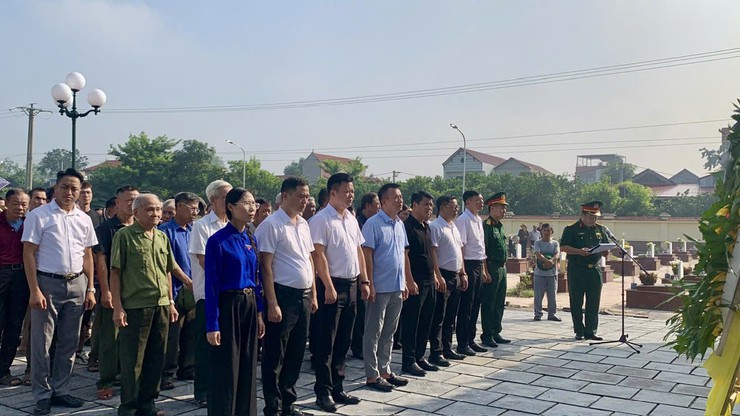 Xã Hát Môn dâng hương tưởng niệm các Anh hùng liệt sĩ- Ảnh 1.