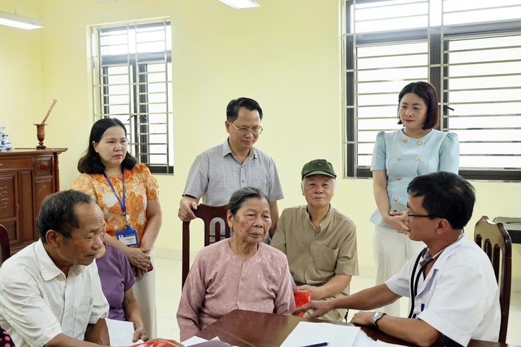 Quảng Bị tổ chức khám sức khỏe, cấp thuốc và tặng quà cho người có công, thân nhân liệt sĩ nhân kỷ niệm 79 năm Ngày Thương binh - Liệt sĩ (27/7/1947 - 27/7/2026)- Ảnh 7.
