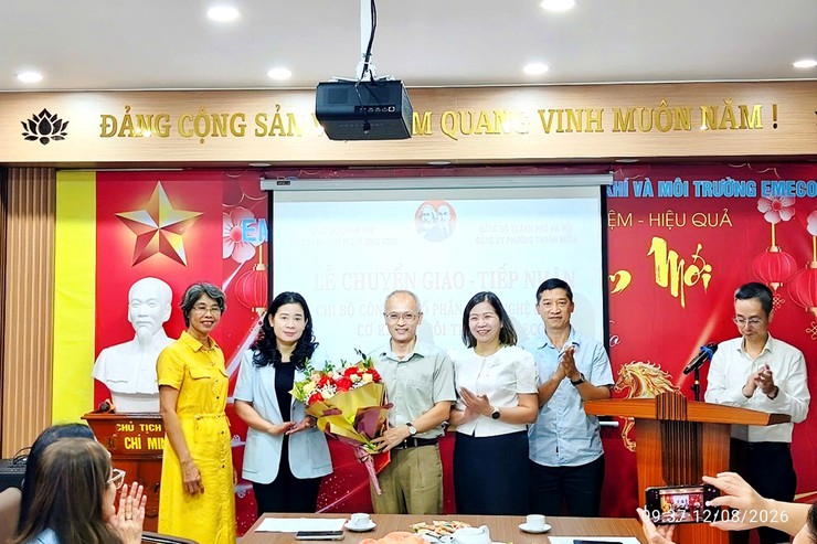 Lễ tiếp nhận chi bộ Công ty Cổ phần Công nghệ điện tử, cơ khí và môi trường (EMECO) về trực thuộc Đảng ủy Doanh nghiệp phường Thanh Xuân - Ảnh 1.