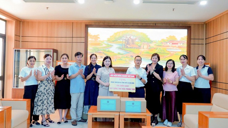 Học viện Nông nghiệp Việt Nam trao tặng 100 cuốn sách xây dựng thư viện Trung tâm Dịch vụ tổng hợp xã Vân Đình - Ảnh 1.