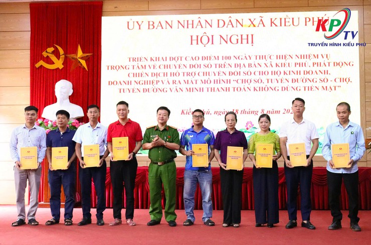 Kiều Ph&uacute; triển khai cao điểm 100 ng&agrave;y chuyển đổi số, ra mắt m&ocirc; h&igrave;nh Chợ số, Tuyến đường số - Ảnh 5.