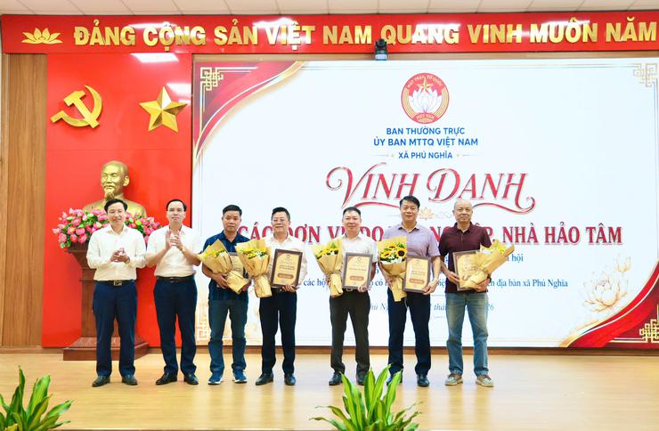Phú Nghĩa: Gặp mặt, vinh danh các tổ chức, cá nhân có lòng hảo tâm ủng hộ kinh phí xây dựng, sửa chữa nhà cho hộ cận nghèo, hộ có hoàn cảnh đặc biệt khó khăn trên địa bàn xã- Ảnh 8.