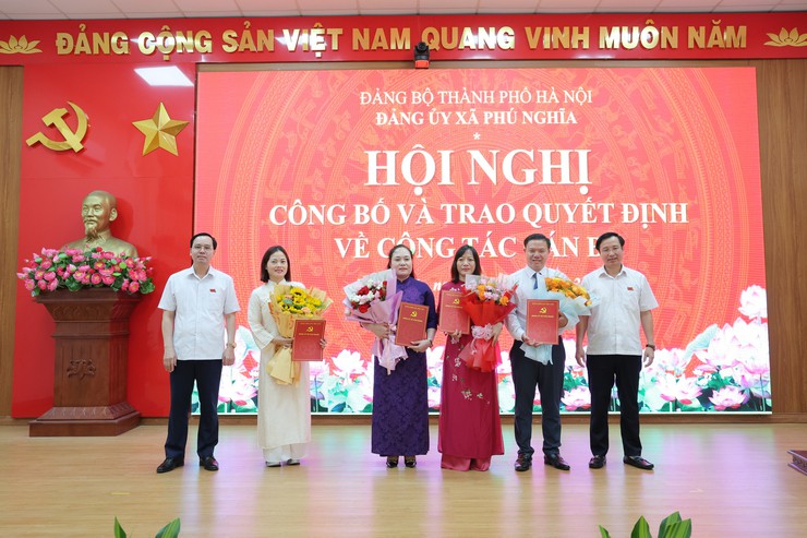 Đảng ủy xã Phú Nghĩa tổ chức Hội nghị công bố và trao Quyết định về công tác cán bộ - Ảnh 4.