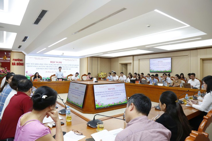 Phường Hà Đông thúc đẩy khoa học, công nghệ, đổi mới sáng tạo và chuyển đổi số trong phát triển làng nghề dệt lụa Vạn Phúc - Ảnh 1.