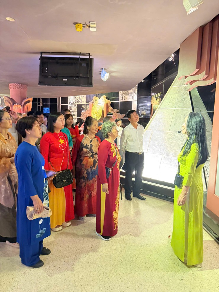 ĐẢNG VIÊN CHI BỘ THÔN LƯU PHÁI SINH HOẠT CHUYÊN ĐỀ TẠI KHU DI TÍCH CHỦ TỊCH HỒ CHÍ MINH - Ảnh 1.