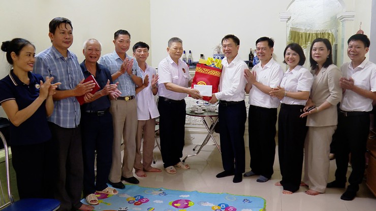 LÃNH ĐẠO XÃ ỨNG HÒA THĂM VÀ TẶNG QUÀ NGƯỜI CÓ CÔNG TIÊU BIỂU NHÂN DỊP QUỐC KHÁNH 2/9. - Ảnh 5.
