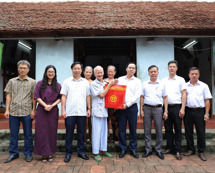 Lãnh đạo xã Phú Nghĩa thăm, tặng quà Gia đình cách mạng nhân dịp kỷ niệm 91 năm Quốc khánh nước Cộng hòa xã hội chủ nghĩa Việt Nam (02/9/1945 – 02/9/2026) - Ảnh 5.