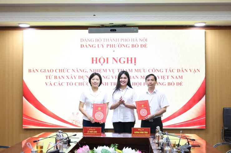 Phường Bồ Đề: Bàn giao chức năng, nhiệm vụ tham mưu công tác dân vận, bảo đảm bộ máy vận hành thông suốt, hiệu quả - Ảnh 1.