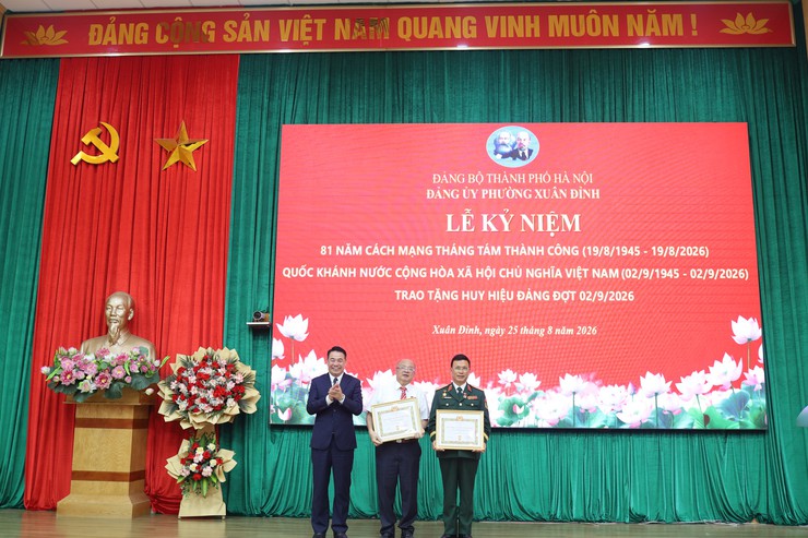 Dấu son niềm tin: Phường Xuân Đỉnh trang trọng trao tặng Huy hiệu Đảng đợt 2/9/2026 - Ảnh 2.