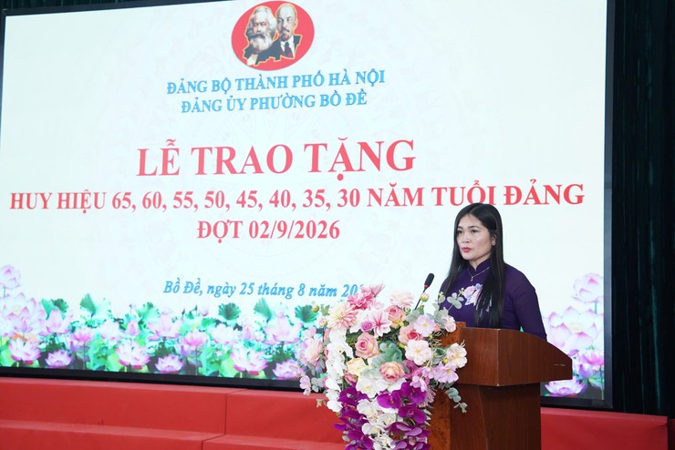 Đảng ủy phường Bồ Đề trao tặng Huy hiệu Đảng đợt 2/9/2026 - Ảnh 1.