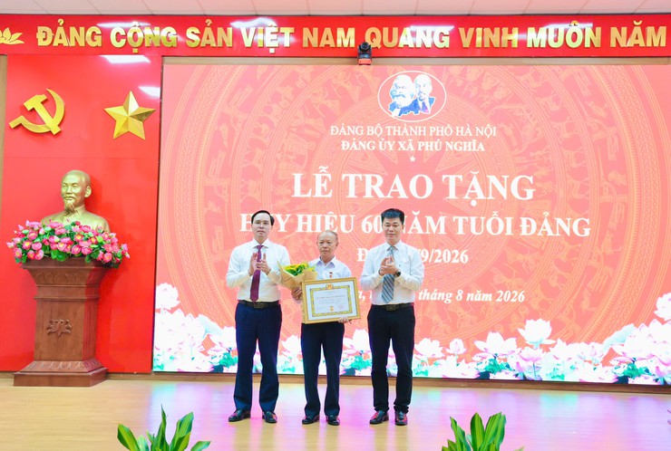 Phú Nghĩa tổ chức Lễ trao tặng huy hiệu Đảng đợt 02/9/2026 - Ảnh 8.