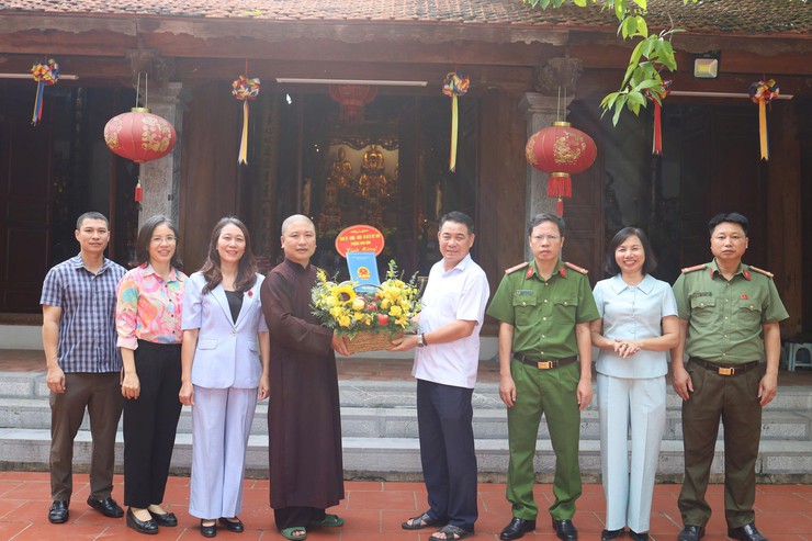 Lãnh đạo phường Xuân Đỉnh thăm, tặng quà các cơ sở Phật giáonhân Đại lễ Vu Lan năm 2026 - Ảnh 1.