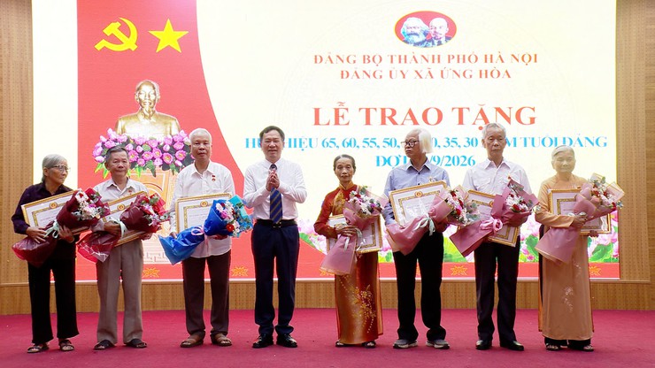 ĐẢNG UỶ XÃ ỨNG HOÀ TRAO TẶNG HUY HIỆU ĐẢNG ĐỢT 2/9/2026. - Ảnh 2.