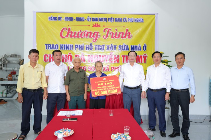 Xã Phú Nghĩa trao kinh phí xây dựng, sửa chữa nhà ở cho 4 hộ có hoàn cảnh đặc biệt khó khăn với tổng kinh phí 180 triệu đồng - Ảnh 2.