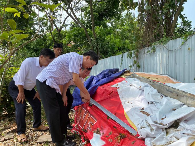 Tập trung xử lý triệt để ổ dịch, vệ sinh môi trường hằng ngày không để dịch sốt xuất huyết lan rộng- Ảnh 5. Tập trung xử lý triệt để ổ dịch, vệ sinh môi trường hằng ngày không để dịch sốt xuất huyết lan rộng- Ảnh 5.