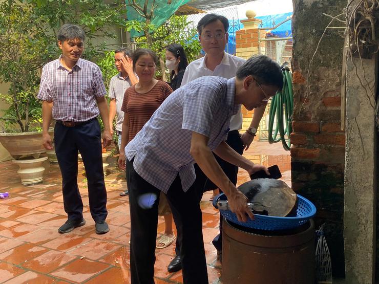 Tập trung xử lý triệt để ổ dịch, vệ sinh môi trường hằng ngày không để dịch sốt xuất huyết lan rộng- Ảnh 7. Tập trung xử lý triệt để ổ dịch, vệ sinh môi trường hằng ngày không để dịch sốt xuất huyết lan rộng- Ảnh 7.
