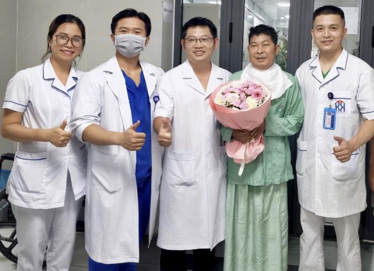 Kỳ tích cứu sống bệnh nhân ung thư hạ họng sau khi ho ra hơn 2 lít máu- Ảnh 1.