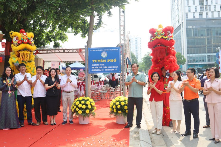 Phường Xuân Đỉnh ra mắt mô hình “Tuyến phố văn minh đô thị, an toàn thực phẩm có kiểm soát, thương mại số – thanh toán số” - Ảnh 8.
