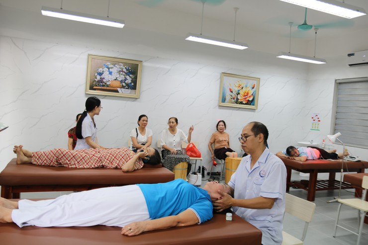 Đưa các hoạt động chăm sóc người cao tuổi toàn diện ngay tại cộng đồng - Ảnh 1.