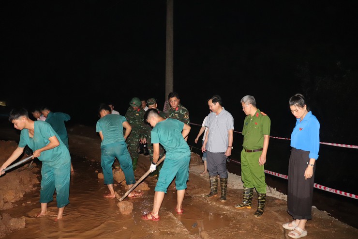 Các đồng chí lãnh đạo xã Phú Nghĩa kiểm tra dọc tuyến đê, chỉ đạo các lực lượng tập trung gia đắp đê chống tràn - Ảnh 9.