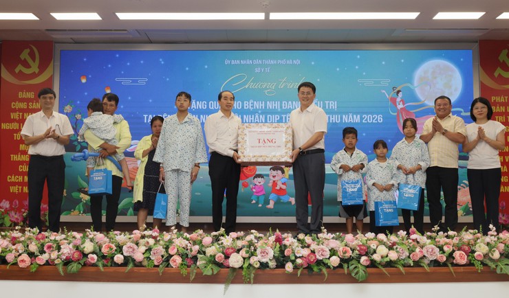Ngành Y tế Hà Nội mang Trung thu ấm áp đến trẻ em có hoàn cảnh đặc biệt - Ảnh 1.