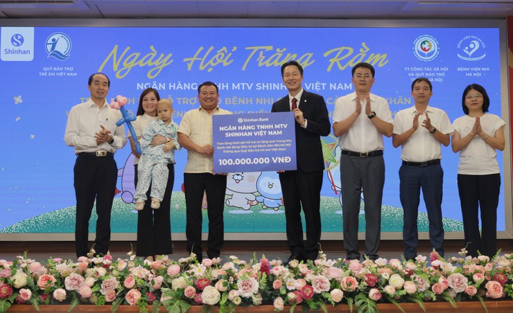 Ngành Y tế Hà Nội mang Trung thu ấm áp đến trẻ em có hoàn cảnh đặc biệt - Ảnh 2.