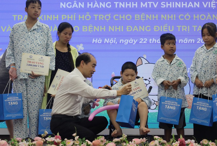 Ngành Y tế Hà Nội mang Trung thu ấm áp đến trẻ em có hoàn cảnh đặc biệt - Ảnh 4.