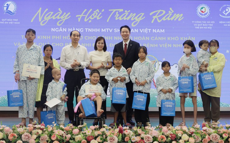 Ngành Y tế Hà Nội mang Trung thu ấm áp đến trẻ em có hoàn cảnh đặc biệt - Ảnh 3.
