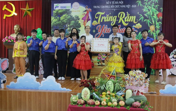 Ngành Y tế Hà Nội mang Trung thu ấm áp đến trẻ em có hoàn cảnh đặc biệt - Ảnh 5.
