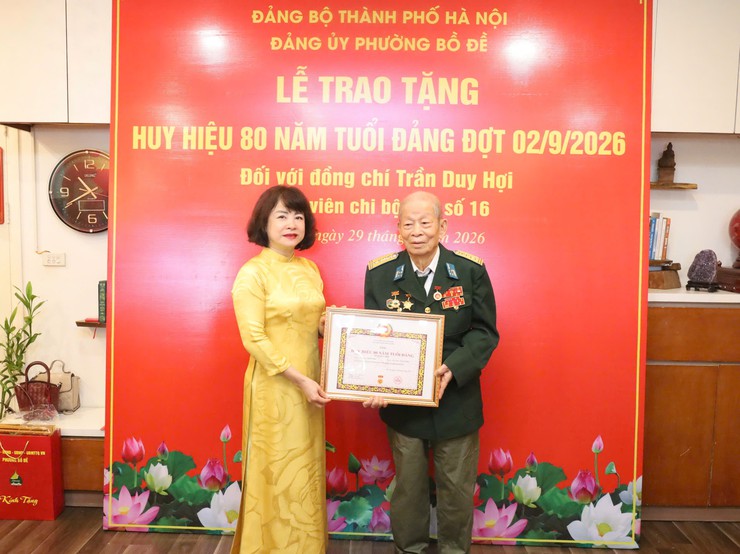 Đảng ủy phường Bồ Đề trao Huy hiệu 80 năm tuổi Đảng tại nhà riêng cho đảng viên lão thành Trần Duy Hợi - Ảnh 2.