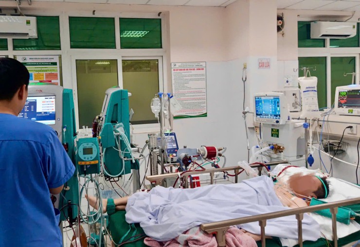 Bệnh viện đa khoa Đức Giang: Cứu sống nam thanh niên suy hô hấp, suy đa tạng nguy kịch - Ảnh 1.