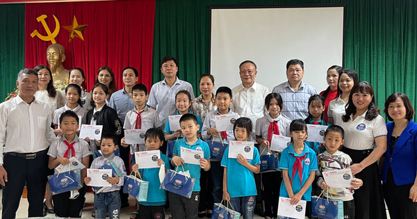 Trao 60 suất quà tặng học sinh nghèo vượt khó tại huyện Ứng Hòa