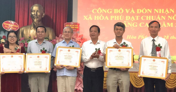 Hòa Phú đón nhận danh hiệu xã đạt chuẩn nông thôn mới nâng cao