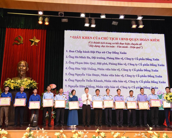 Trên 2.000 hộ kinh doanh chợ Đồng Xuân tham gia đấu tranh phòng chống tội phạm ảnh 4