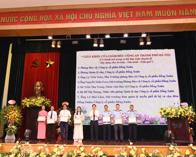 Trên 2.000 hộ kinh doanh chợ Đồng Xuân tham gia đấu tranh phòng chống tội phạm ảnh 2