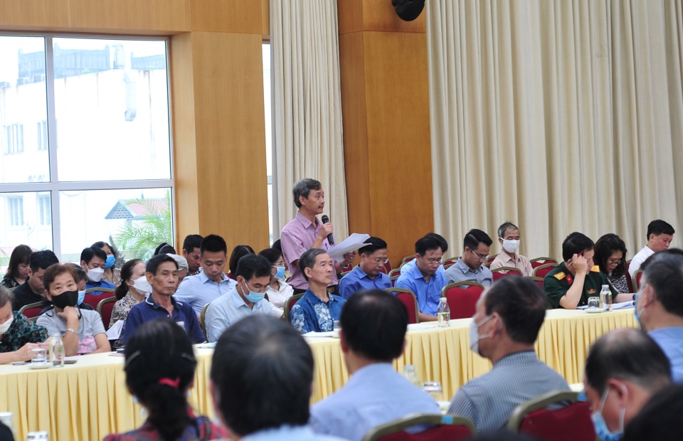 Đông đảo cử tri tham dự buổi tiếp xúc