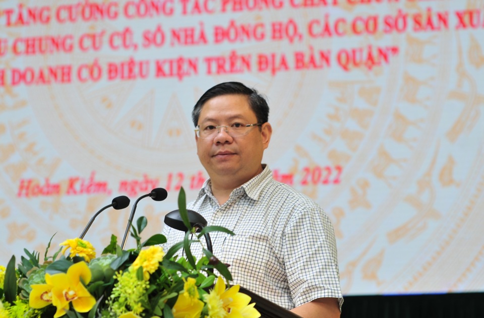 Phó Chủ tịch Thường trực UBND quận Nguyễn Anh Quân báo cáo về thực trạng công tác PCCC 