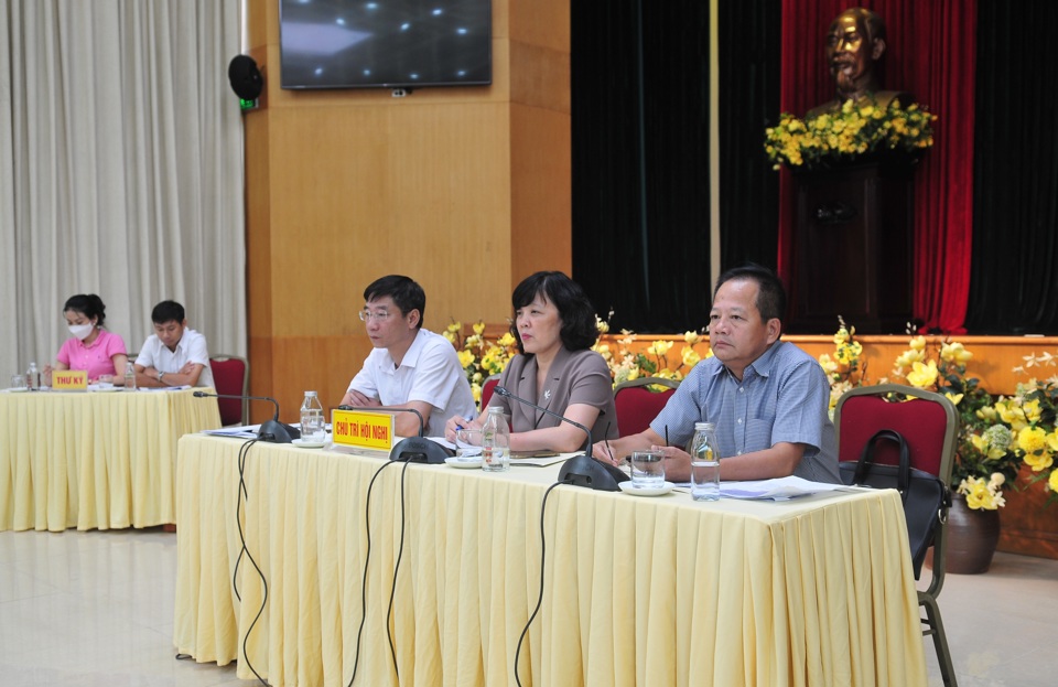 Chủ tịch UBMTTQ quận Hoàn Kiếm Lê Hồng Phú; Phó Chủ tịch HĐND quận Hoàn Kiếm Nguyễn Thị Phương Chung điều hành Hội nghị