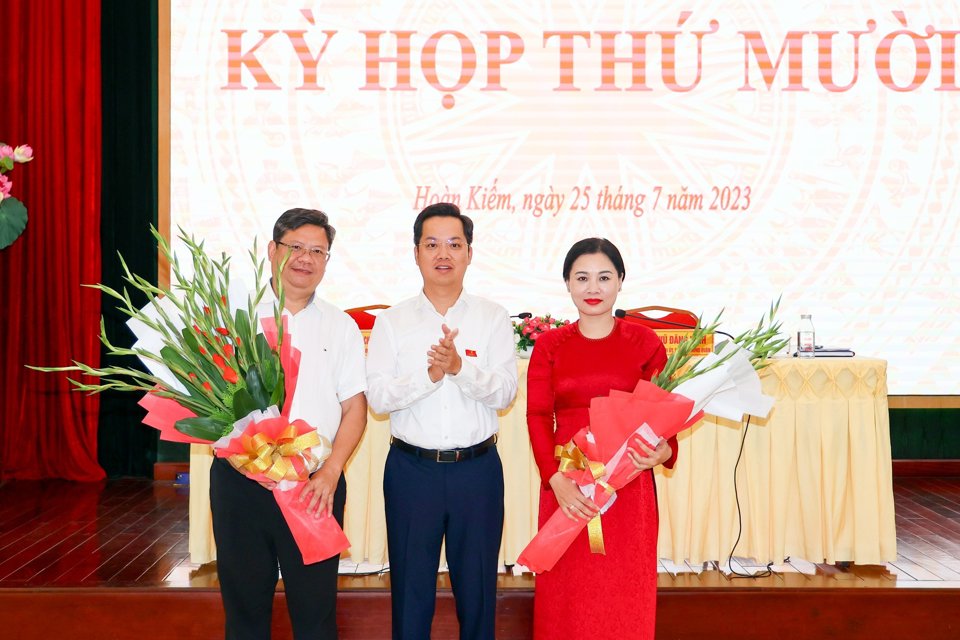 Bí thư Quận ủy, Chủ tịch HĐND quận Hoàn Kiếm Vũ Đăng Định tặng hoa chúc mừng đồng chí  Nguyễn Anh Quân và Lê Anh Thư
