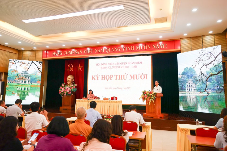 Bí thư Quận ủy, Chủ tịch HĐND quận Hoàn Kiếm Vũ Đăng Định phát biểu kết luận Kỳ họp