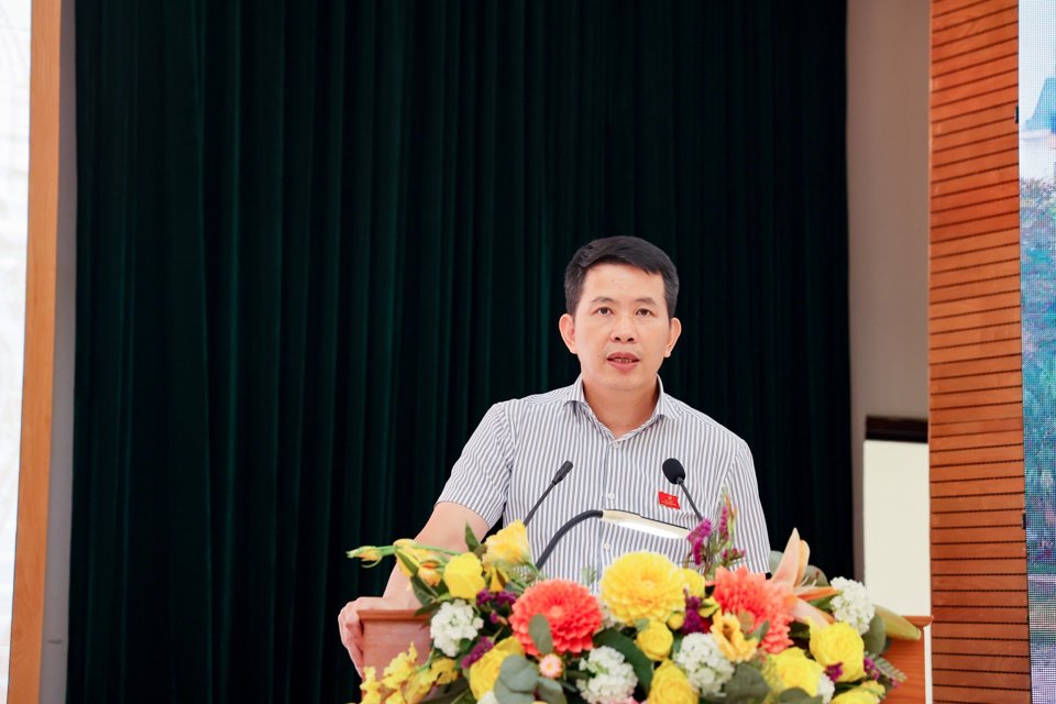 Phó Bí thư Quận ủy, Chủ tịch UBND quận Hoàn Kiếm Phạm Tuấn Long trình bày tờ trình về việc giới thiệu nhân sự
