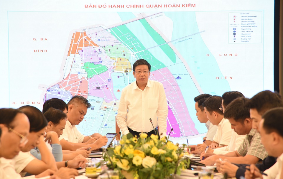Ủy viên Ban Thường vụ Thành ủy, Phó Chủ tịch UBND TP Dương Đức Tuấn làm việc với quận Hoàn Kiếm
