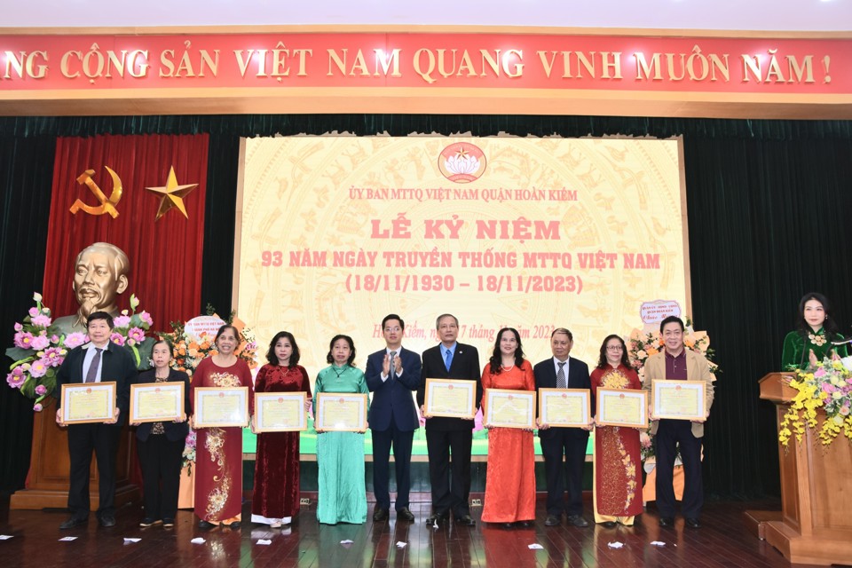 Bí thư Quận uỷ Hoàn Kiếm Vũ Đăng Định tặng Bằng khen tại Lễ kỷ niệm 93 năm ngày truyền thống MTTQ Việt Nam